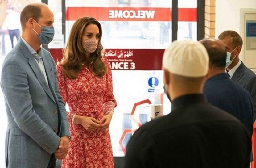 মসজিদ পরিদর্শনে ব্রিটিশ রাজপুত্র ও পুত্রবধূ