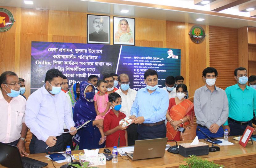 লেখাপড়া করতে মোবাইল পেল ১৭১৭ শিক্ষার্থী