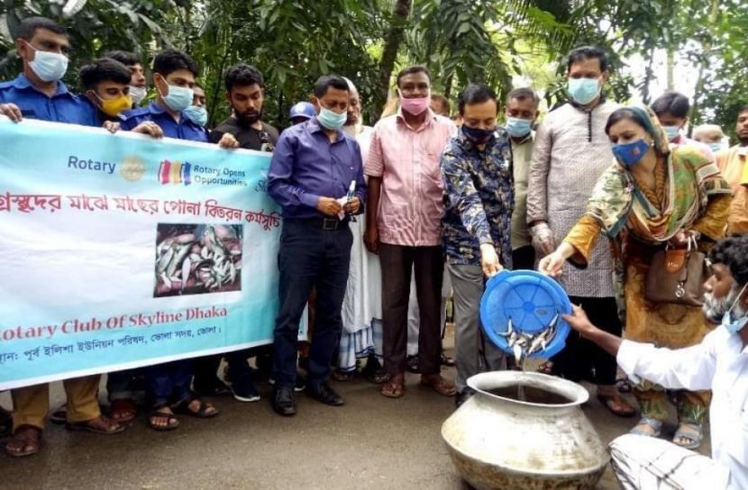 বন্যায় ক্ষতিগ্রস্তরা পেলেন মাছের পোনা