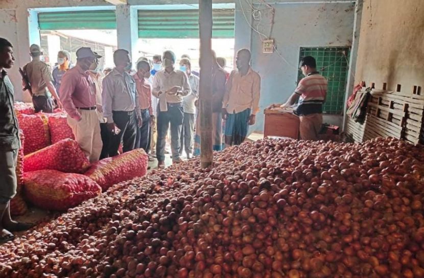 মজুদদারি করে বাড়ানো হচ্ছে পেঁয়াজের দাম