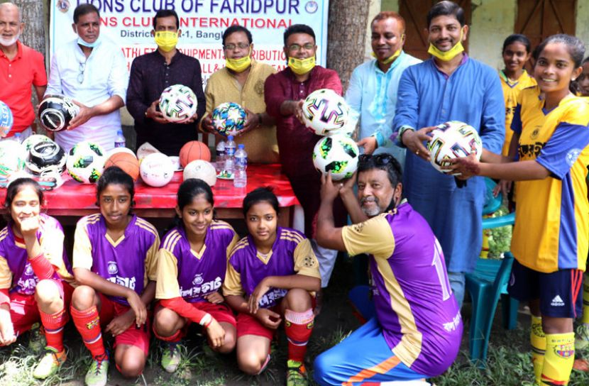 কিশোরী ফুটবলাররা পেলেন ক্রীড়া সামগ্রী