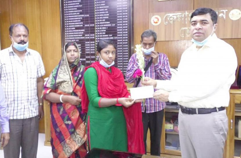 প্রধানমন্ত্রীর পক্ষ থেকে এক লাখ টাকার চেক স্বরলিপির হাতে তুলে দেন ভোলার জেলা প্রশাসক মো. মাসুদ আলম ছিদ্দিক