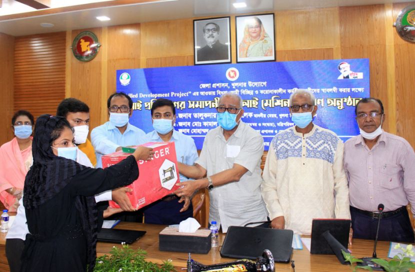 ২০ জনকে বিনামূল্যে সেলাই মেশিন ও প্রশিক্ষণ ভাতার অর্থ দেওয়া হয় অনুষ্ঠানে