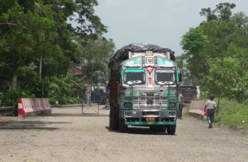 ভোমরা বন্দর দিয়ে ঢুকছে পেঁয়াজের ট্রাক
