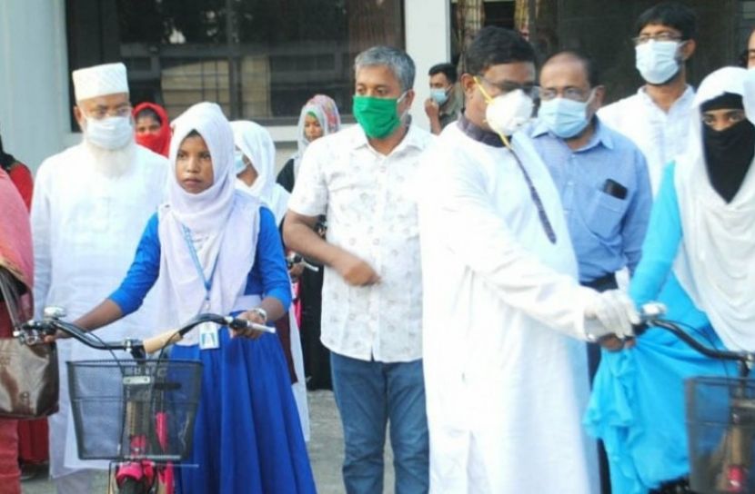 দরিদ্র ও মেধাবী ছাত্রীদের মাঝে বাইসাইকেল বিতরণ