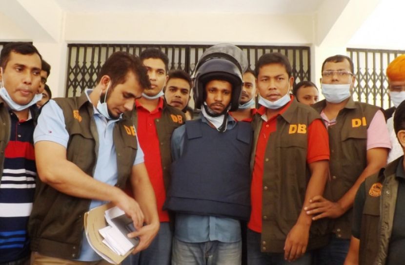 জবানবন্দি দেওয়ার আগে আদালতে  রবিউল