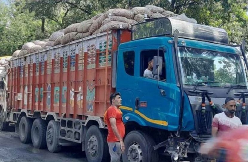 বাংলাদেশে প্রবেশের অপেক্ষায় ১১২ ট্রাক পেঁয়াজ!