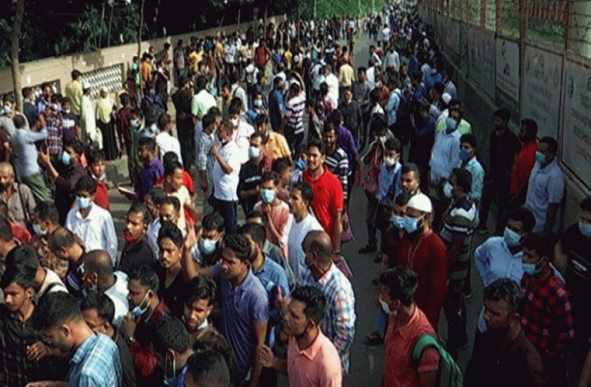 শাহবাগ-ফার্মগেট সড়কে বিক্ষোভে যান বন্ধ