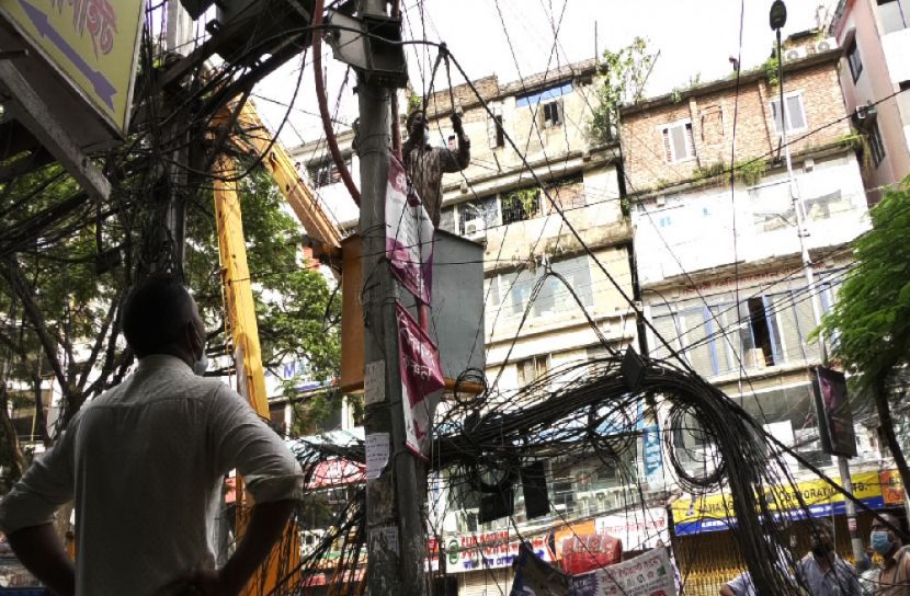 ঝুঁকিমুক্ত নগরী গড়তে কাটা হচ্ছে ঝুলন্ত ক্যাবল