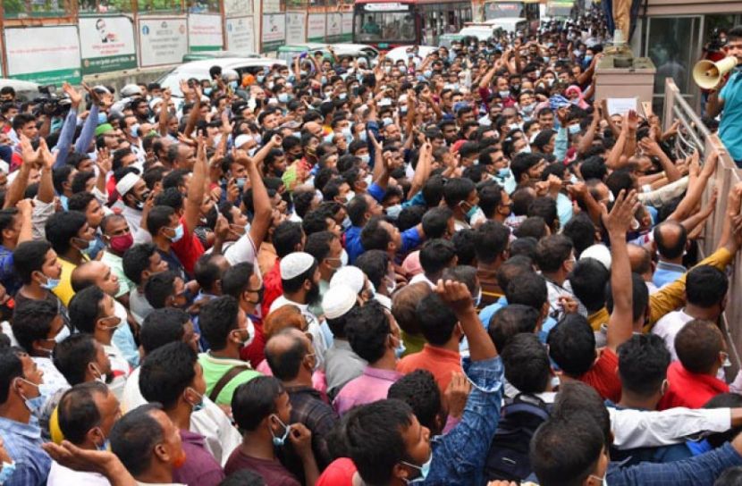 টিকিটের জন্য সোনারগাঁও হোটেলে সৌদি প্রবাসীদের ভিড়  