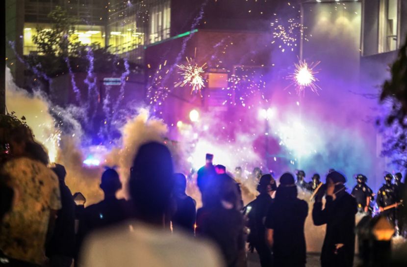 যুক্তরাষ্ট্রে ফের বিক্ষোভ, পুলিশের ওপর গুলি