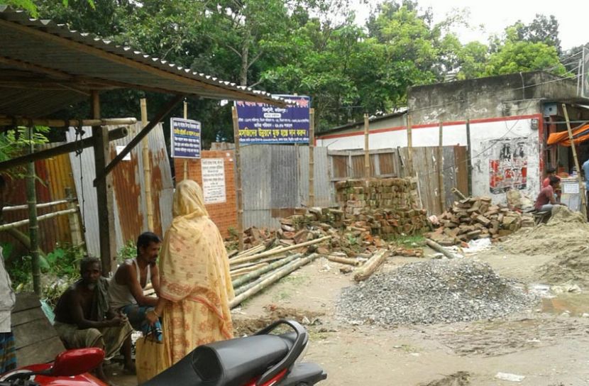 আদালতের নিষেধাজ্ঞা অমান্য, ঝিলপাড়ে দোকানঘর নির্মাণের চেষ্টা