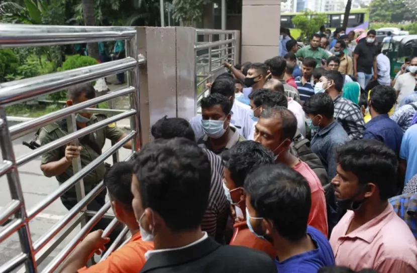 টিকিট কাউন্টারে ভিড়