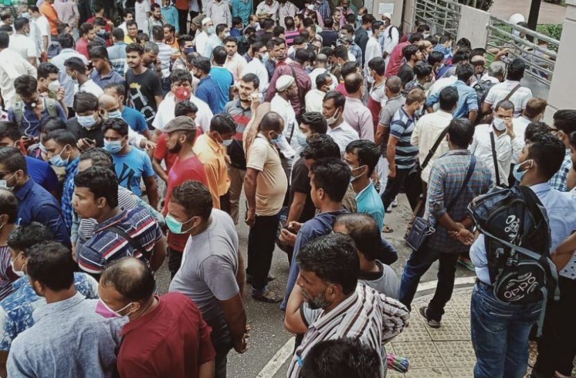 রাজধানীতে আজও  প্রবাসীদের সড়ক অবরোধ 