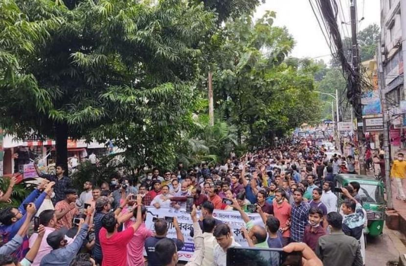 দুর্গাপূজায় ৩দিন ছুটির দাবিতে সমাবেশ