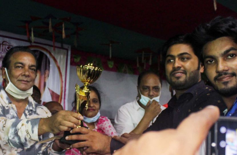 চ্যাম্পিয়ন হিউম্যান রেসপেক্ট দলের ট্রফি গ্রহণ