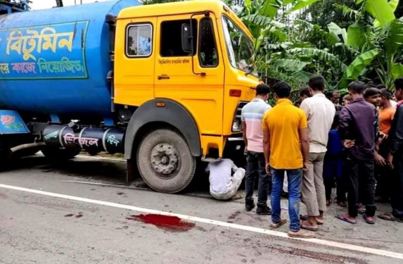 ট্রাকচাপায় প্রাণ গেলো দুই মোটরসাইকেল আরোহীর