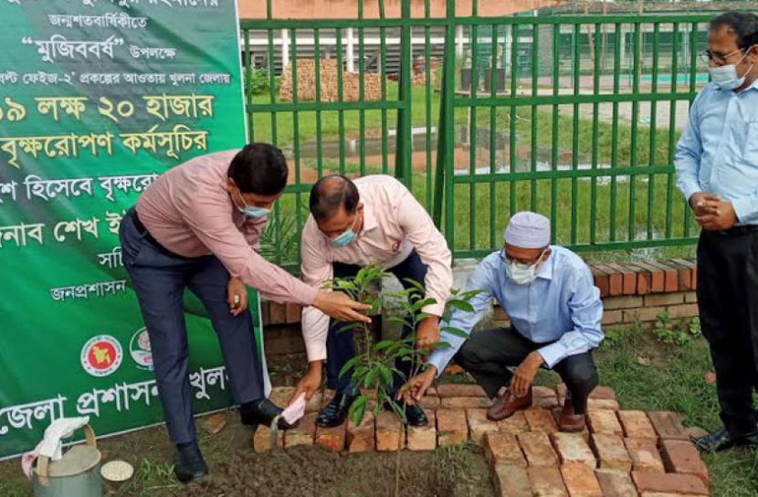 খুলনা সার্কিট হাউজ চত্ত্বরে বৃক্ষরোপণ করছেন জনপ্রশাসন সচিব শেখ ইউসুফ হারুন