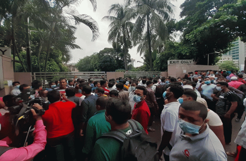 সৌদির টিকিট পেতে আজও উপচেপড়া ভিড়