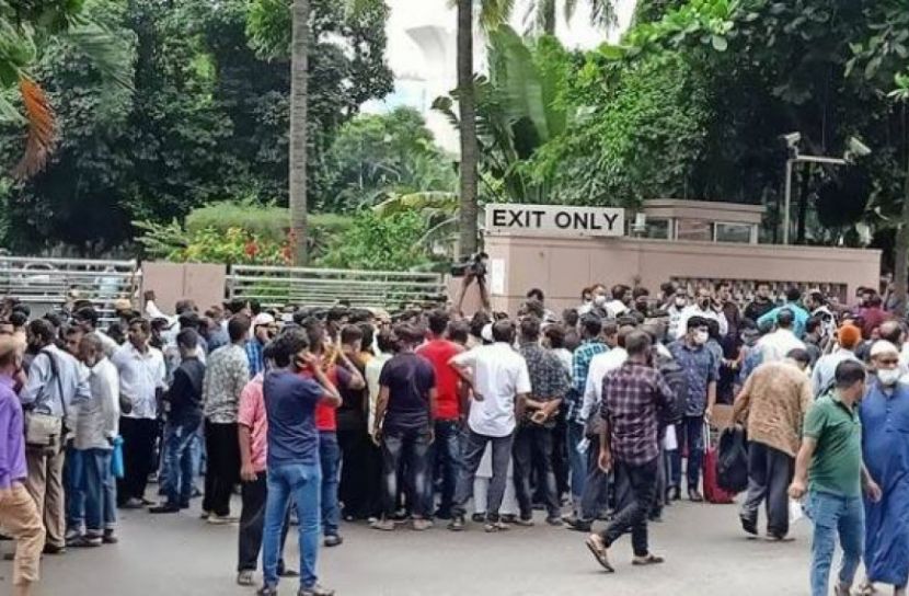 ভিসার মেয়াদ বাড়াতে রাজধানীতে প্রবাসীদের বিক্ষোভ