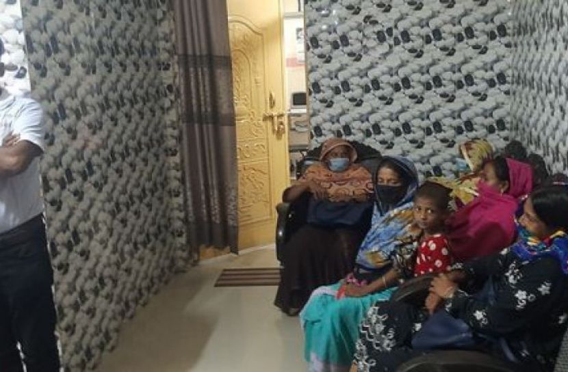 রোগীদের সঙ্গে জাহিদুল ইসলাম