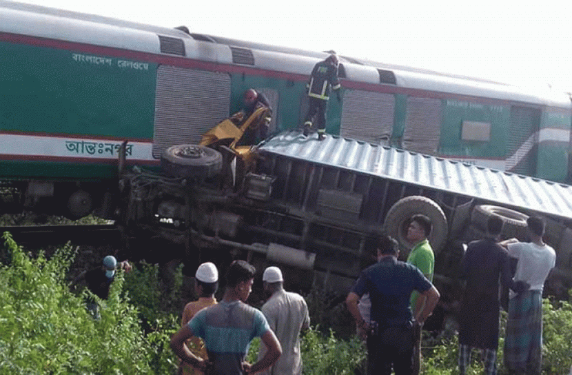 ট্রেনের সঙ্গে কাভার্ড ভ্যানের সংঘর্ষে নিহত ১
