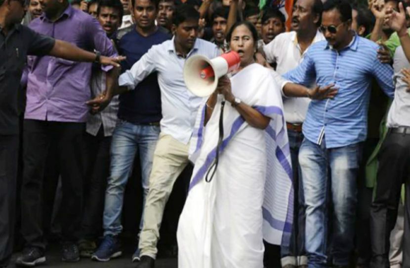 যোগী-পুলিশের ধাক্কা, প্রতিবাদে রাজপথে মমতা