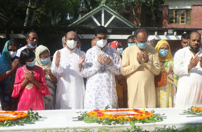 টুঙ্গিপাড়ায় বঙ্গবন্ধুর সমাধিতে ৩ সিনিয়র সচিবের শ্রদ্ধা