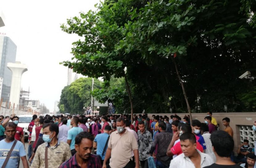 সোনারগাঁওয়ের গেট ভেঙে ভেতরে প্রবাসীরা