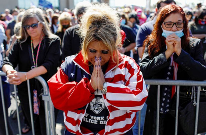 হাসপাতালের বাইরে প্রার্থনায় মগ্ন ট্রাম্প সমর্থকরা