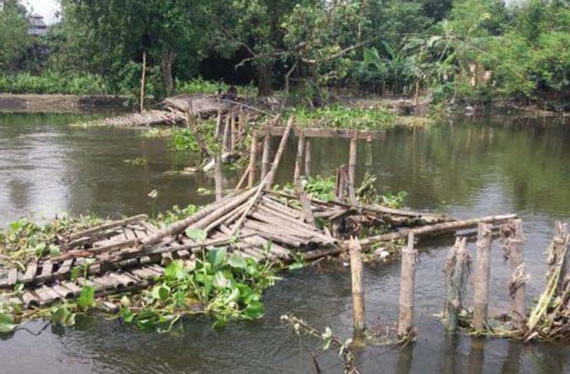 রংপুর নগরীতে বাঁশের সাঁকো ভেঙ্গে দেড়শো পরিবারের ভোগান্তি