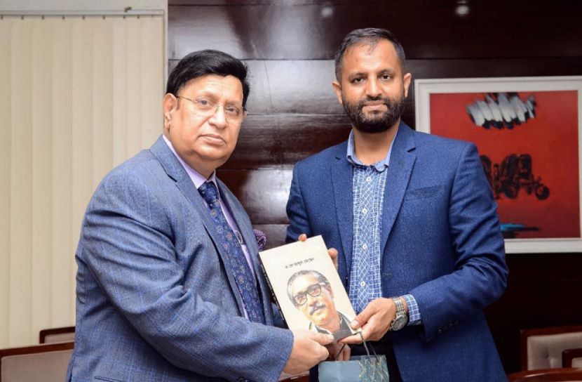 হযরত শাহজালাল আন্তর্জাতিক বিমান বন্দরের বঙ্গবন্ধু কর্নারে পররাষ্ট্রমন্ত্রীর বই প্রদান