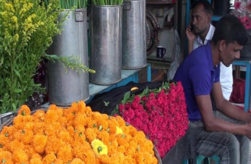 দিনে ৭ -১০ হাজার টাকার ফুল বিক্রি নেমে এসেছে ৫০০ টাকায়