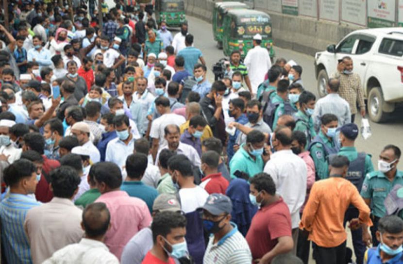 আজও  সোনারগাঁয়ের সামনে প্রবাসীদের ভিড়