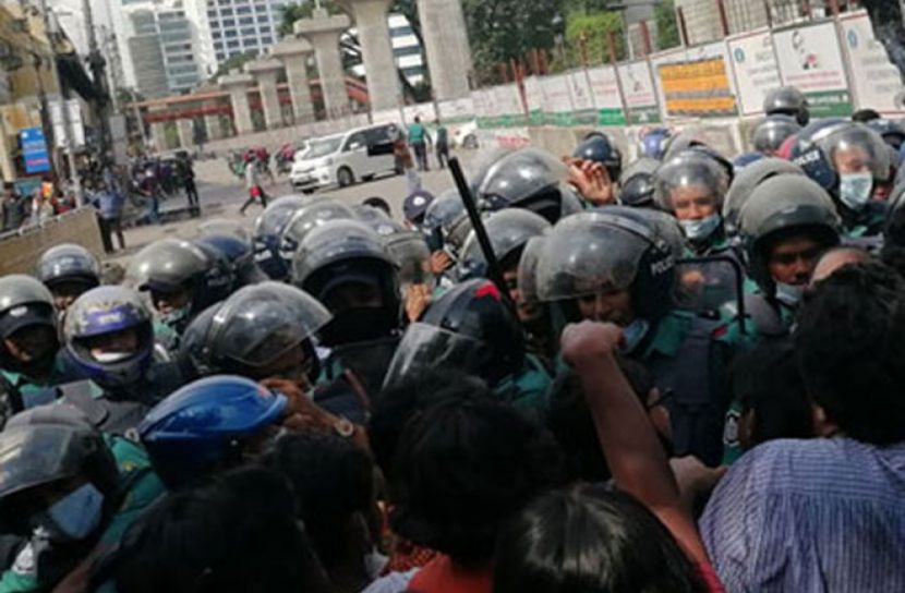 ধর্ষণবিরোধী মিছিলে পুলিশের লাঠিচার্জ