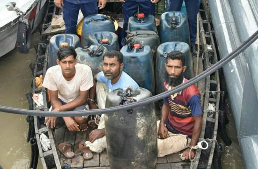 মোংলায় জাহাজ থেকে ডিজেল পাচারকালে তিন চোরকারবারী আটক 