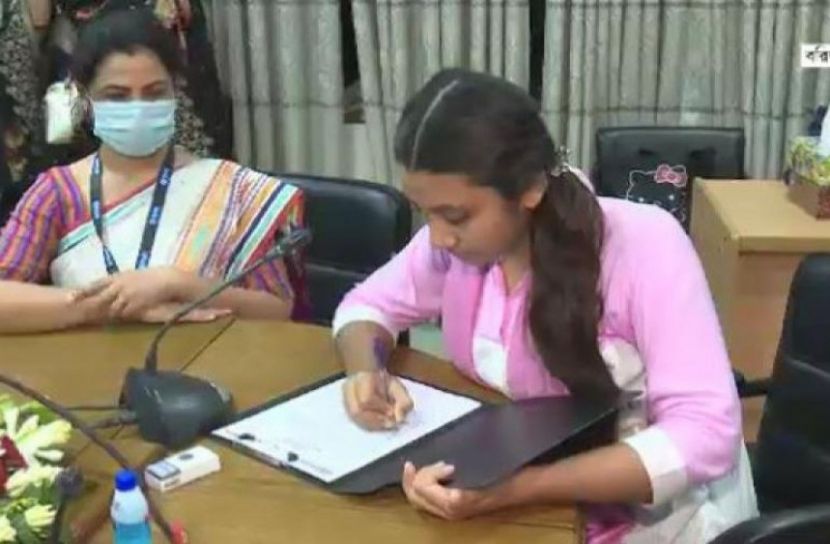 বিভাগীয় ক‌মিশনার হলেন একাদশ শ্রেণির ছাত্রী রাইমু !