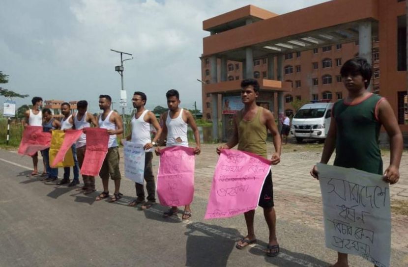 বরিশাল বিশ্ববিদ্যালয়ে ছাত্রদলের প্রতীকী বিবস্ত্র মানববন্ধন