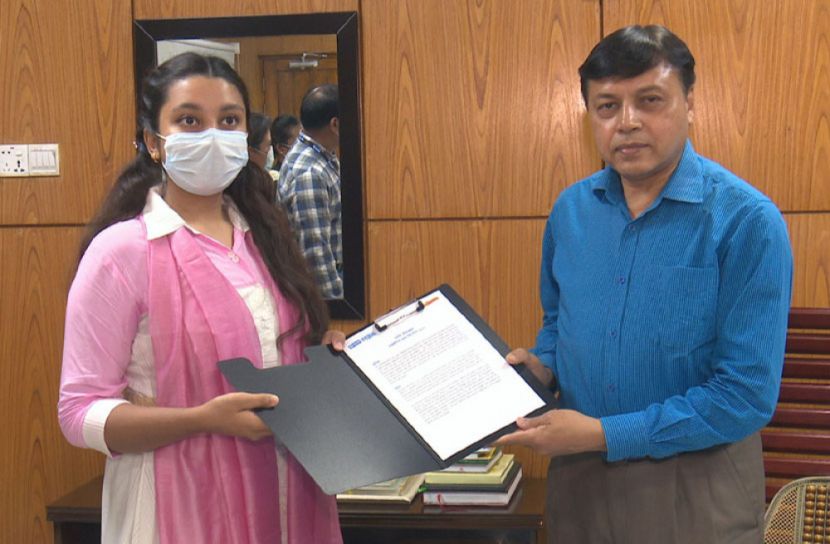 এক ঘন্টার প্রতিকী দায়িত্বে বরগুনার একাদশ শ্রেণীর ছাত্রী রাইমু