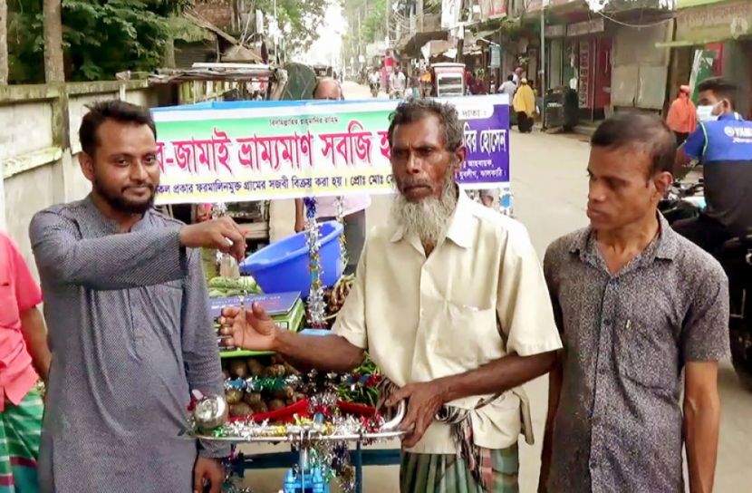 ঝালকাঠিতে অসহায় এক বৃদ্ধকে সবজির দোকান করে দিলেন যুবলীগ নেতা