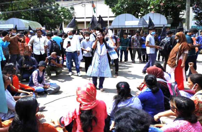 'রোদ-বৃষ্টি মানবো না, ধর্ষক পেলে ছাড়বো না'