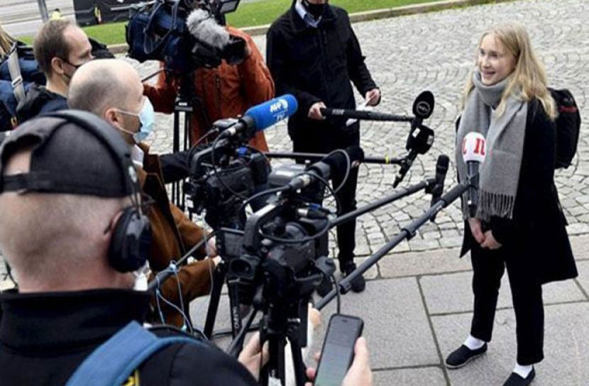 ১ দিনের প্রধানমন্ত্রীর দায়িত্বে কিশোরী