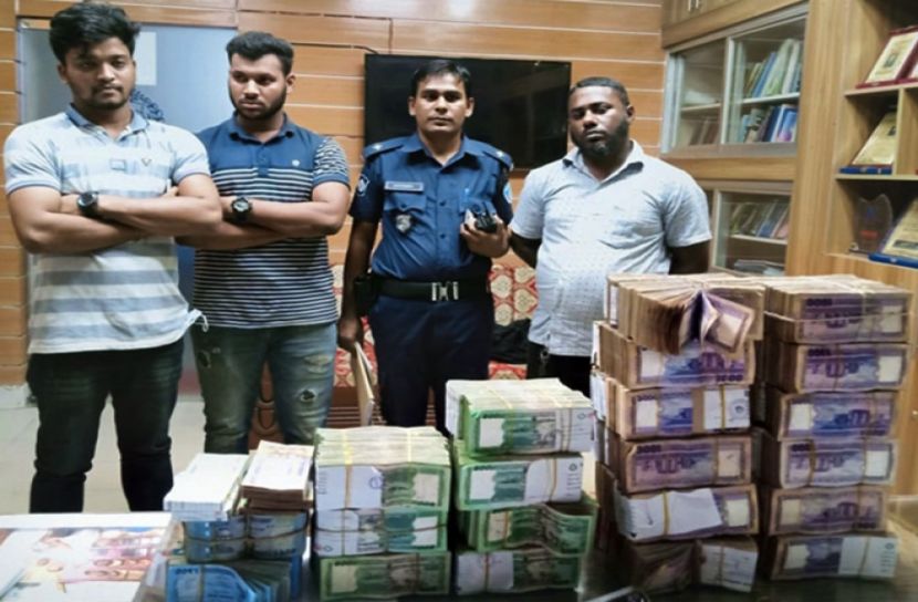 প্রাইভেট কার থেকে ১ কোটি ৬০ লাখ টাকা উদ্ধার, গ্রেপ্তার ৪