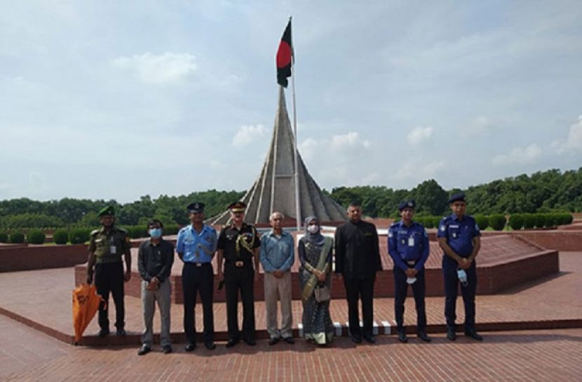 জাতীয় স্মৃতিসৌধে ভারতের নতুন হাইকমিশনারের শ্রদ্ধা