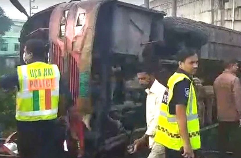 ফেনীতে বাস-ট্রেন সংঘর্ষ, নিহত ৩