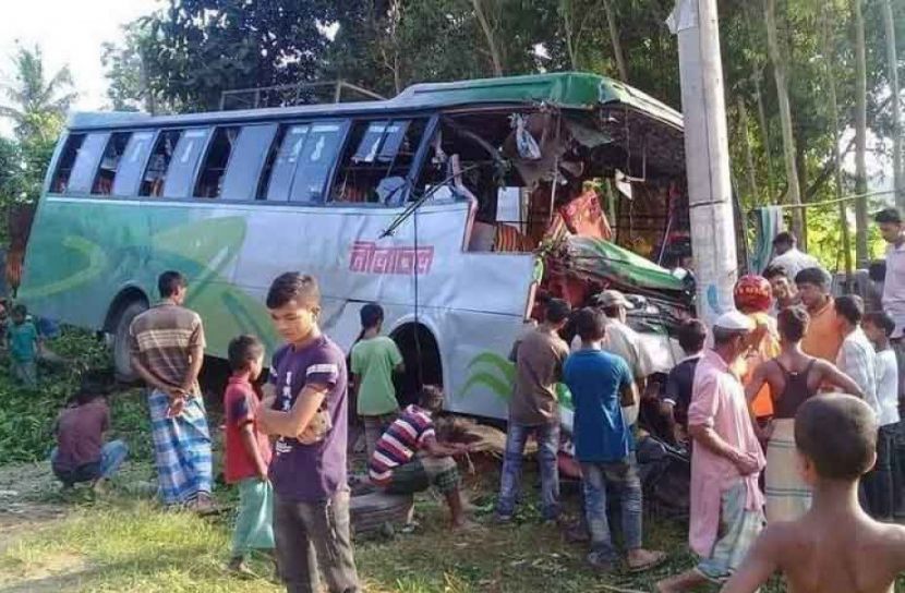 বৈদ্যুতিক খুঁটির সঙ্গে বাসের ধাক্কায় নিহত ২