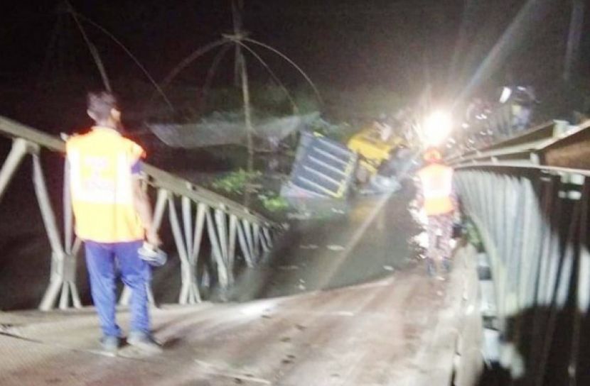 টাঙ্গাইলে ব্রিজ ভেঙে ট্রাক নদীতে, যান চলাচল বন্ধ