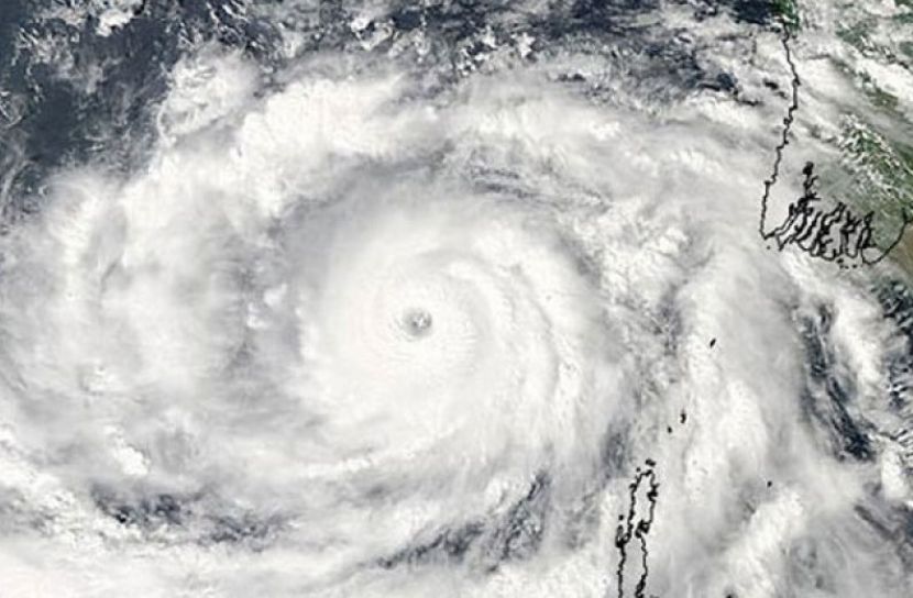 পায়রা বন্দর থেকে ১১১ কিলোমিটার দূরত্বে অবস্থান করছে নিম্নচাপটি