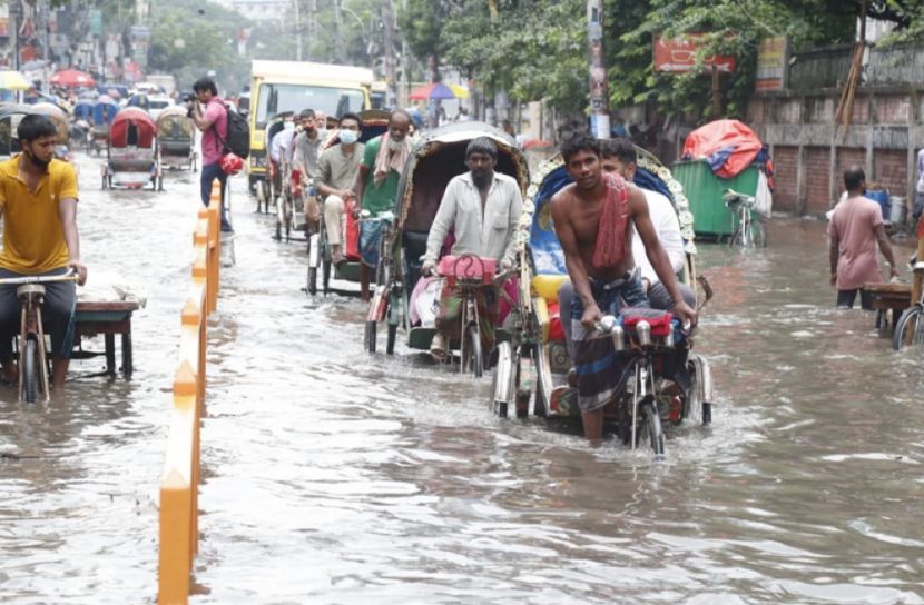 মৌসুমি বায়ুর প্রভাবে ঢাকায় বৃষ্টি,  বিভিন্ন এলাকায় পানি জমে ভোগান্তি