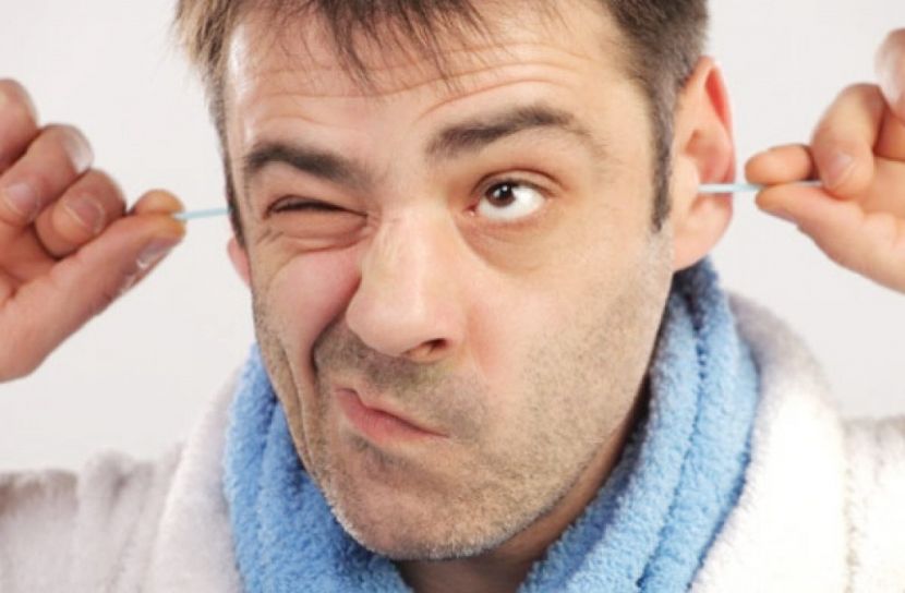 কানের মধ্যে খোঁচাখুঁচি নয়?